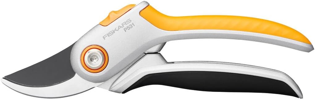 Fiskars Bypass-Gartenschere für frische Äste und Zweige, Antihaftbeschichtet, Stahl-Klingen/Aluminium-Griffe, Schwarz/Orange, Plus, P531, 1057168